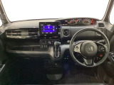 車内は光触媒抗菌消臭施工済です。スタイリッシュなデザインでスポーティなインパネ周りを演出します。グローブボックスやカップホルダーのほかにトレーなどたくさんの収納スペースが付いています。