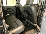 【リアシート】屋根までの高さがある車のため、大人の方でも圧迫感が少なく乗車出来ます。足元は広く取られているため、ゆったりとお乗り頂けます。