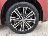 純正のアルミホイール装着。サイズは165/55R15です。