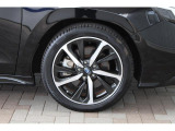 タイヤサイズは225/45R18 純正アルミホイール装着です!