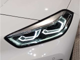 【LEDヘッドライト】先進のLEDテクノロジーを採用。放射される白色光の周波特性は太陽光に近く、バイキセノン・ヘッドライトを上回るコントラストで更に明るく輝きます!
