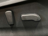 【パワーシート】電動でシートポジションの変更が可能です。手動式より細かくシート設定が可能ですのでより快適な姿勢でドライブを楽しんで頂けるでしょう。