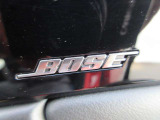 BOSEサウンドシステムを搭載。「良い音を出す」ではなく、その車種のごとに特徴を計算(車種専用設計)し、「反響音」を作り出すことによってどの座席でも自分中心で音が聴こえ、「心地よい空間」を作り出します。