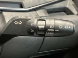 車外の明るさに応じでライトを点灯、消灯してくれるオートライト機能です☆お天気の良い昼間のトンネル走行などオートにしてると便利で安心です☆エンジン停止時にライトの消し忘れも無くなります☆
