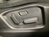 運転席にはパワーシートを装備!シート位置を記憶するメモリー機能付きなのでご夫婦で2名分セットすると便利です♪