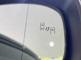 【ブラインドスポットモニター】走行中、ドアミラーの死角になりやすい箇所に後続車が接近するとサイドミラーのレンズに警告を表示!ドライバーに注意喚起をしてくれます。