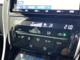 左右独立温度コントロールフルオートエアコンです。運転席、助手席それぞれで独立して温度設定ができます。冷え性の方が乗っても安心ですね♪