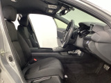 広い足元にゆったり座れるシートには肘掛けも装備しており長距離の運転でも疲れにくくなってます。女性でも運転がしやすいように、シートの高さ調整機能(シートリフター)がついています。