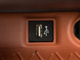 こちらのクルマはUSB接続コネクタも装備されています♪スマホの充電などにお使い下さい。ご旅行中での充電切れも、これなら心配いりませんね!