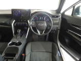 革巻きステアリングで快適な操作性の運転席です。