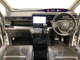 車内は光触媒抗菌消臭施工済です。スタイリッシュなデザインでスポーティなインパネ周りを演出します。グローブボックスやカップホルダーのほかにトレーなどたくさんの収納スペースが付いています。