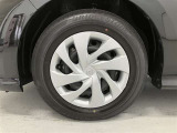 タイヤサイズは175/70R14!納車前点検時に当社指定の新品タイヤに交換いたします!ホイールキャップ表面に擦り傷箇所あり。