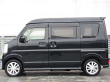 純正アルミで全体的にデザインがまとまっています。車も人も、オシャレはまずは足元からですね。