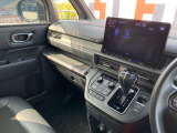 助手席周辺はこのようになっております。運転手だけでなく助手席に一緒に乗られる方も広々と快適にお乗り頂けるような設計です!各種装備を次の写真からご案内いたしますのでご覧ください。