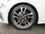全車両に標準装備の純正アルミホイールは、純正ならではのバランスの良いデザインと、走行安定性をお楽しみ頂けます。