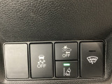Hondaセンシング用の、VSA(ABS+TCS+横滑り抑制)解除と路外逸脱抑制機能のオンオフスイッチなどはハンドルの右側に装備しています。