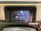 デジタル表示のスピードメーターとタコメーター、燃費やオドメーターなどの表示の他に、ホンダセンシング機能などの表示もできる多機能なマルチインフォメーション・ディスプレイです。