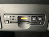 シートヒータースイッチの間にはETCがついており、高速道路の料金所の通過も楽々です!。