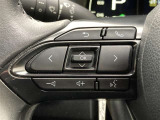 運転中、オーディオの操作をしてて、ハッとしたことはありませんか?ステアリングスイッチは、運転中でもハンドルでオーディオの操作が可能です。安全なドライブをサポートします。