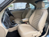 上質かつ快適なホールド感のレザーシート。運転姿勢をしっかりサポートし、ロングドライブでも疲れにくい設計です。