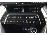 運転席と助手席、それぞれ温度調節ができ、オールシーズン快適なオートエアコンとなっております!