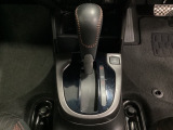 CVT車のセレクトレバーです。低速から高速まで、変速ショックのないスムーズな走りを実現するとともに、エンジン効率のよい領域を維持することで燃費にも貢献します。