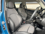 ●前席:ゆったりとしたドライバースペースで、長時間の運転でも快適にお過ごしいただけます。