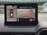 車両の前後左右にある4つのカメラを合成することで、まるでご自身のクルマを空から見ているような俯瞰での映像を映し出してくれます。バック時ももちろんのこと、前進時に視界の悪い交差点でも役に立ちますね。