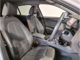 【コックピットシート】BMW車の主役席。車体中央にくる様に配置し車両重心とが一致する事でドライバーと車との一体感あるドライビングを実現。人間工学に基づき形成した形状が長時間のドライブ疲労も軽減します!