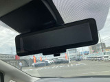 スマートルームミラー:車両後方のカメラ映像をミラー面に映し出すので、車内の状況や、天候などに影響されずいつでもクリアな後方視界が得られます。