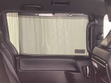 【サンシェード】2列目パワーウィンドウにサンシェードが付いておりますので暑さを少しでも防ぐことが出来ます!