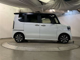運転席側も電動のスライドドアとなってます。乗り降りや荷物の出し入れが楽になり便利です。