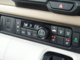 使いやすいフルオートエアコン♪運転席&助手席にはシートヒーターを装備♪ナビ連動のUSBや充電機能のジャックも備えています。