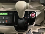 CVT車のセレクトレバーです。低速から高速まで、変速ショックのないスムーズな走りを実現するとともに、エンジン効率のよい領域を維持することで燃費にも貢献します。