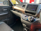 助手席周辺はこのようになっております。運転手だけでなく助手席に一緒に乗られる方も広々と快適にお乗り頂けるような設計です!各種装備を次の写真からご案内いたしますのでご覧ください。