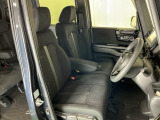 【ベンチシート】運転席と助手席の移動もスムーズ!狭い駐車場での乗り降りや、お子様の乗り降りにも便利です。座席の間にコンソールボックスやドリンクホルダーがないため、車内空間が広く感じます。