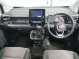 運転席まわりは視認性が高く、必要な操作が直感的に行えるレイアウトです