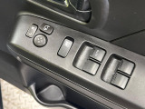 【電動格納ミラー】サイドミラーは電動格納式となっており、狭い駐車場でもキズがつくリスクを抑えられます。