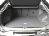 トランクの開口部は、ほとんど車体の全幅分が開く設計になっているので荷物の出し入れが非常にしやすくなっています。