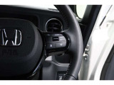 Hondaセンシングの機能のひとつ、アダプティブクルーズコントロール付!アクセルから足を離しても設定したスピードと前車との車間を保ち走行してくれます!車線維持もアシスト☆高速道路で疲労軽減ですね☆