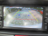 【バックカメラ装備】 リヤカメラにより後方の確認が出来ます。見通しが悪い夜の駐車場での車庫入れには、心強い味方となります。