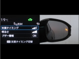 隣車線を走る車両をレーダーで検知し、ドアミラーでは確認しにくい後側方エリアに存在する車両に加え、急接近してくる車両も検知します。車両を検知するとドアミラーに搭載されたLEDインジケーターが点灯します。