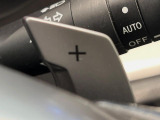 【パドルシフト】ハンドルから手を離さずに素早くシフトアップ&ダウンができるので、エンジンブレーキを使う下り坂や高速道路の合流で加速したい場面で役立ちます。