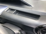 運転席ステアリング奥のドライバーの正面にある小物入れ。左側は小銭やキーを置きやすい浅い設計。右側は携帯電話やメガネなどを置いても落ちないよう、やや深め。
