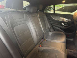 メルセデスのシートは少し硬めになっております。長時間の運転の際、適度な反発があることでお尻や腰の負担を減らす効果が御座います。