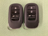 スマートキーを装備しています。鍵を差し込むことなくドアロックの開け閉めと、スタートボタン操作でのエンジンスタートができます。ボタン操作でトランクが開けられる電動テールゲートのボタンもついています。
