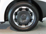 185/65R15インチのタイヤとスチールホイールにフルホイールキャップが装備されます