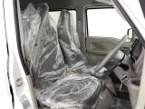 シンプルながら機能性あふれる運転席廻りです。視界性もよく、運転しやすいですよ。