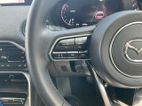 上質さを感じる本革巻きステアリングです。オーディオコントロール等のスイッチが装備されています。お手元で簡単に操作できます☆