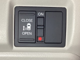 左側電動スライドドアは運転席からでも操作ができるように、ハンドル付近に開閉の操作スイッチが付いています。